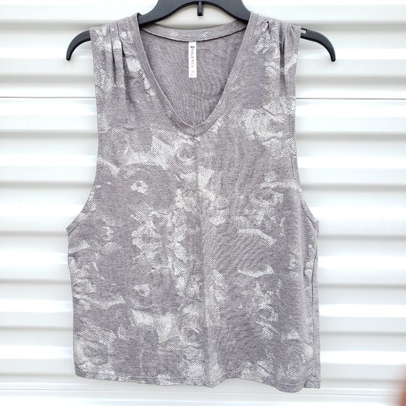 Fabletics Taryn silver printed v-neck muscle tank - Picture 3 of 6